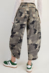 CAMOUFLAGE PRINT WASHED STRETCH TWILL BARREL PANTS