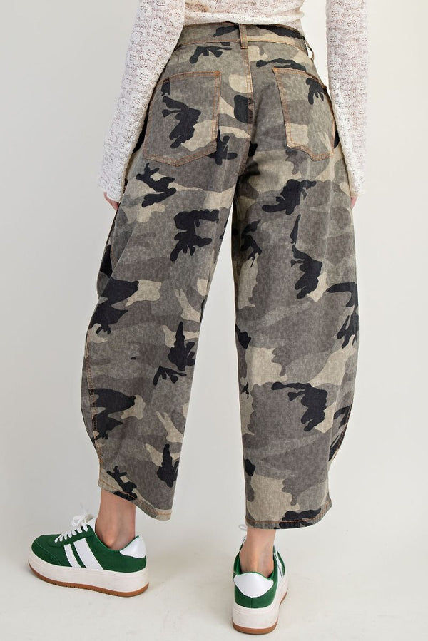 CAMOUFLAGE PRINT WASHED STRETCH TWILL BARREL PANTS