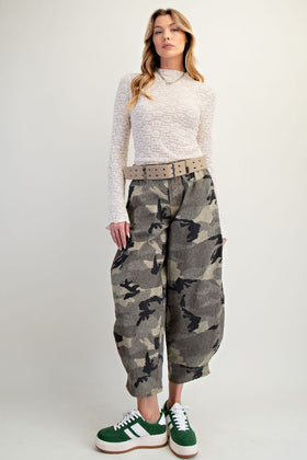 CAMOUFLAGE PRINT WASHED STRETCH TWILL BARREL PANTS