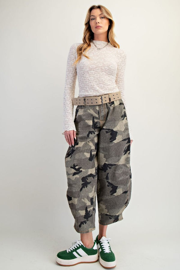 CAMOUFLAGE PRINT WASHED STRETCH TWILL BARREL PANTS