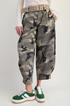 CAMOUFLAGE PRINT WASHED STRETCH TWILL BARREL PANTS