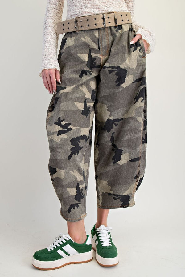 CAMOUFLAGE PRINT WASHED STRETCH TWILL BARREL PANTS