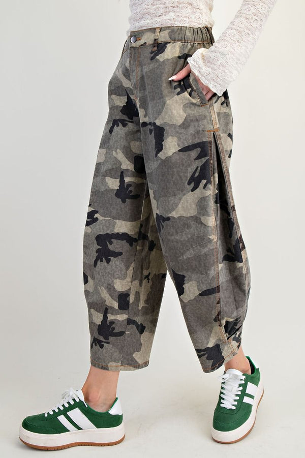 CAMOUFLAGE PRINT WASHED STRETCH TWILL BARREL PANTS