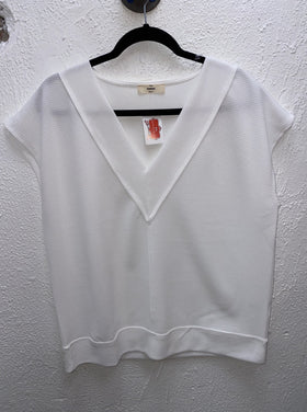 V NECK TEXTERED SLEEVELESS TOP